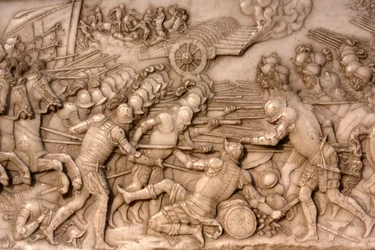 Basilique de Saint-Denis, Tombeau de François Ier roi de France et Claude de France, Bas-relief de la Fondation, Représentation de la bataille de Marignan en 1515 - les français et leur artillerie face à l
