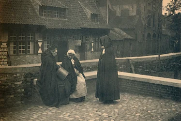Derrière le Gruuthuse. Types de Bruges, vers 1910