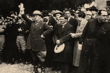 Benito Mussolini, entre les membres du Parti fasciste, peu après la Marche sur Rome