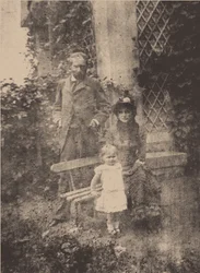 Berthe Morisot, son mari Eugène Manet et leur fille, Julie