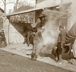 Forgeron ferrant un cheval, Suippes, nord de la France, c. 1914-c. 1918
