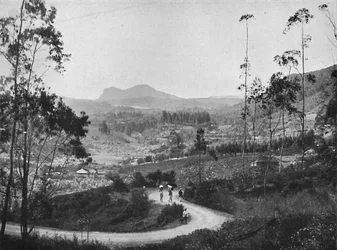 Vue du col de Ramboda vers le sud-est sur Nuwara Eliya et le rocher Hakgalla, 1926