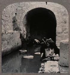 Aveugles lavant leurs yeux dans la piscine de Siloé, vers 1900