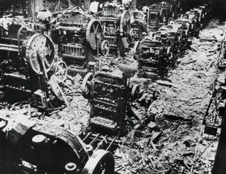Dégâts causés par une bombe dans une usine Renault, Sèvres, Paris, 4 avril 1943