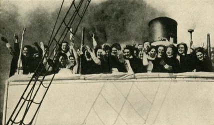 Infirmières de la Croix-Rouge britannique en route vers le front, Première Guerre mondiale, 1914