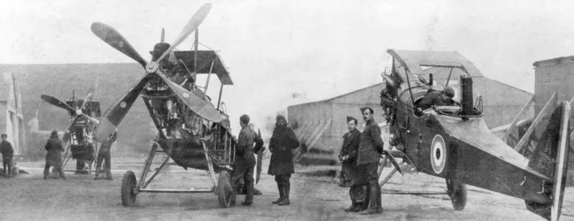 Avions du Royal Flying Corps britannique en réparation, vers 1916