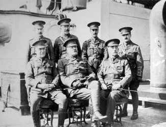 Officiers britanniques sur le navire-prison Royal Edward amarré juste au large de Southend, novembre 1914