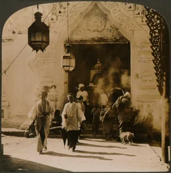 Dames birmanes en route pour le bazar, Mandalay, Birmanie, 1907