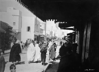 Rue animée, Rabat, Maroc, vers 1920-1930