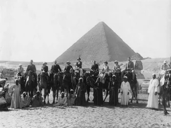 Tour en chameau devant une des pyramides de Gizeh, Égypte, années 1920-1930