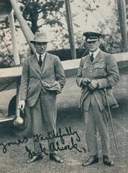 Le capitaine John Alcock et le lieutenant Arthur Whitten Brown, aviateurs britanniques, vers 1919, vers 1937