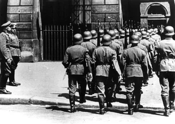 Relève de la garde au quartier général allemand à Paris occupé, juin 1940