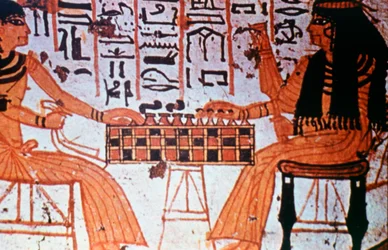 Intérieur de chapelle, nobles jouant aux échecs, Thèbes, Égypte