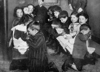 Enfants dans une cuisine commune, Londres, 1917-1936