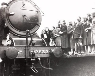 Enfants regardant une locomotive à vapeur, 3 mars 1936