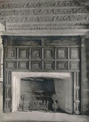 Cheminée dans la salle à manger, Haddon Hall, Derbyshire, 1927