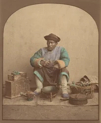 [Homme chinois assis avec des outils], années 1870