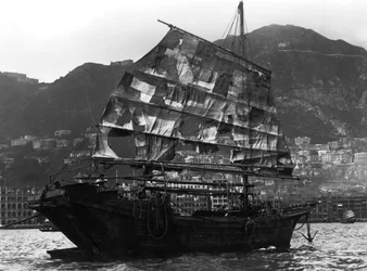 Bateau chinois dans un port, XXe siècle