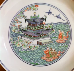 Plat en porcelaine chinoise montrant la triade taoïste, 18ème siècle