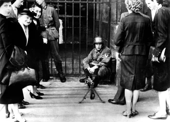 Civils devant un poste de garde allemand avec une mitrailleuse, Paris, juin 1940