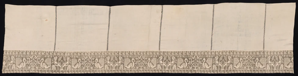 Tissu avec bordure de paons et végétation, XVIIe-XVIIIe siècle