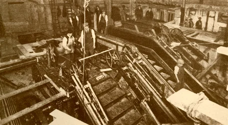 Construction des escalators à la station Bank, Londres