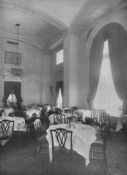 Coin de la salle à manger principale montrant des détails coloniaux fins, Roosevelt Hotel, New York City, 1924