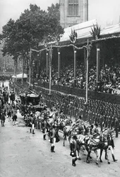 Procession du couronnement de George V et de la reine Mary près de l