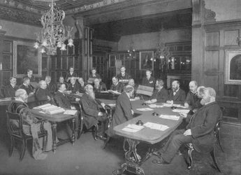 Cour de la Compagnie des Couteliers : examen du travail de leurs apprentis, Londres, 1902 1903