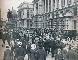 Foule attendant devant le ministère de la Guerre le matin avant la déclaration de guerre, 1914