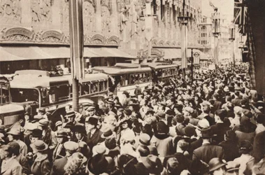 Foules dans Oxford Street pendant le jour férié qui suivit le couronnement du roi George VI, 1937