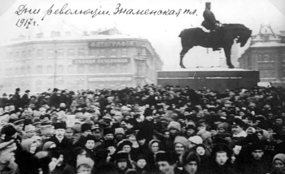 Foules sur la place Znamenskaya, Petrograd, Russie, Révolution de février, 1917