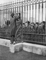 Foules devant le palais de Buckingham attendant des nouvelles de la maladie du roi, 5 mai 1910
