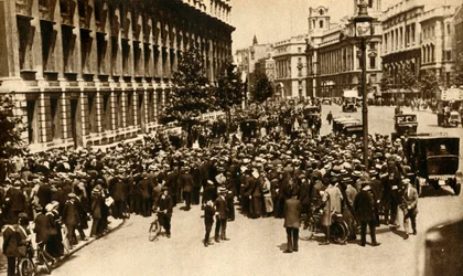 Foules attendant devant Downing Street à Londres des nouvelles de... la guerre, juillet 1914, 1933