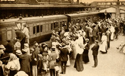 Foules saluant les troupes partant combattre pendant la Première Guerre mondiale, Grande-Bretagne, 1914, 1933