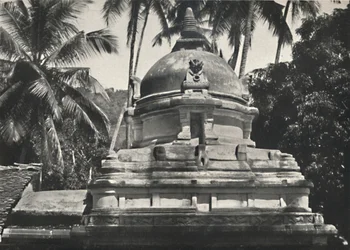 Dagoba dans le temple de la dent sacrée à Kandy, 1926