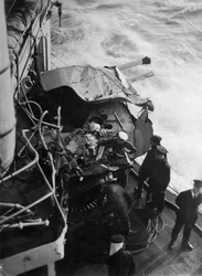 Canon antiaérien endommagé sur le cuirassé britannique HMS Malaya, au large des côtes du Portugal, 1937