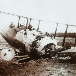 Pilote mort dans un avion Salmson abattu, vers 1914-1918