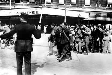 Soldats français démobilisés arrivant à la Gare d