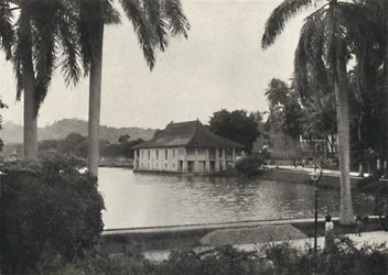 Le lac de Kandy avec le bâtiment de la bibliothèque du Temple de la Dent Sacrée, 1926