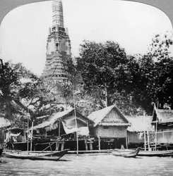 Dhows et maisons sur la rivière Chao Phraya, Bangkok, Thaïlande, années 1900