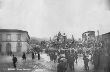 Dégâts du tremblement de terre sur la Piazza Cavallotti, Messine, Sicile, Italie, décembre 1908