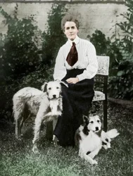 Edith Cavell avec ses chiens de compagnie, vers 1915