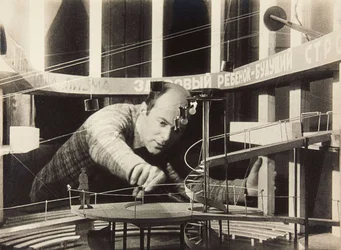 El Lissitzky travaillant sur une scénographie, Théâtre Meyerhold, 1929