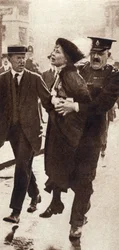 Emmeline Pankhurst arrêtée par le surintendant Rolfe devant le palais de Buckingham, Londres, mai 1914