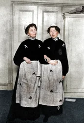 Emmeline et Christabel Pankhurst, suffragettes anglaises, en tenue de prison, 1908