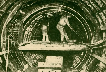 Agrandissement des tunnels sur le City and South London Railway, montrant les nouveaux et anciens diamètres