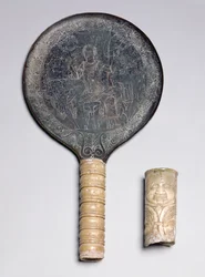 Miroir à manche en ivoire étrusque avec décoration gravée représentant Ulysse menaçant Circé; Manche en ivoire Gorgoneion, IVe siècle av. J.-C. (bronze et ivoire)