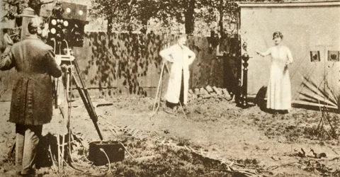 Eugène Lauste enregistrant la première image animée et sonore combinée, c1905, 1935