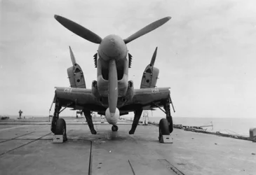 Avion Fairey Firefly prêt à être transporté à l